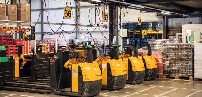 Aus materialfluss 5/2020: Batterieladetechnik platzsparend über Kopf montiert