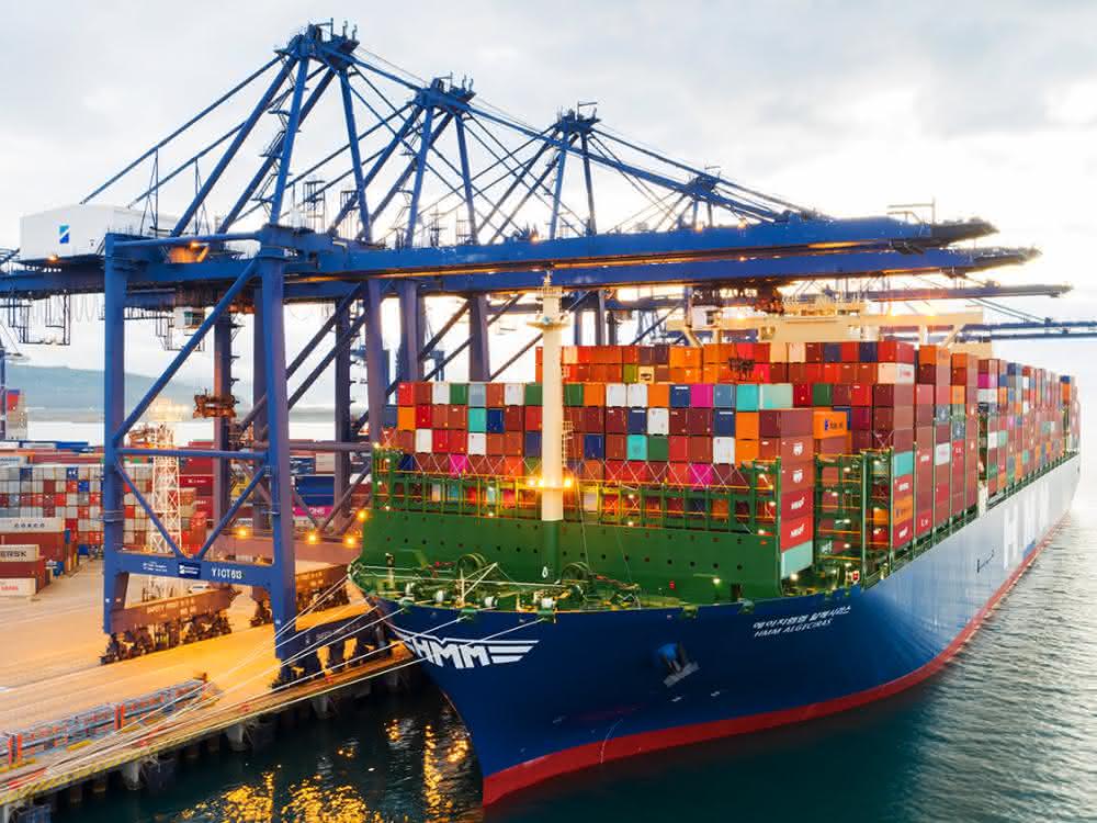 Weltweit größtes Containerschiff auf dem Weg nach Rotterdam