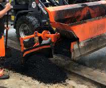 Neue Material-Verteilschaufel: Asphalt effizient verfüllt