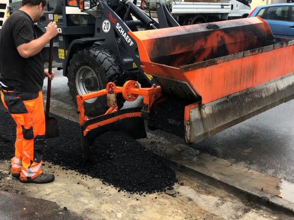 Neue Material-Verteilschaufel: Asphalt effizient verfüllt