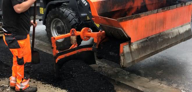 Neue Material-Verteilschaufel: Asphalt effizient verfüllt