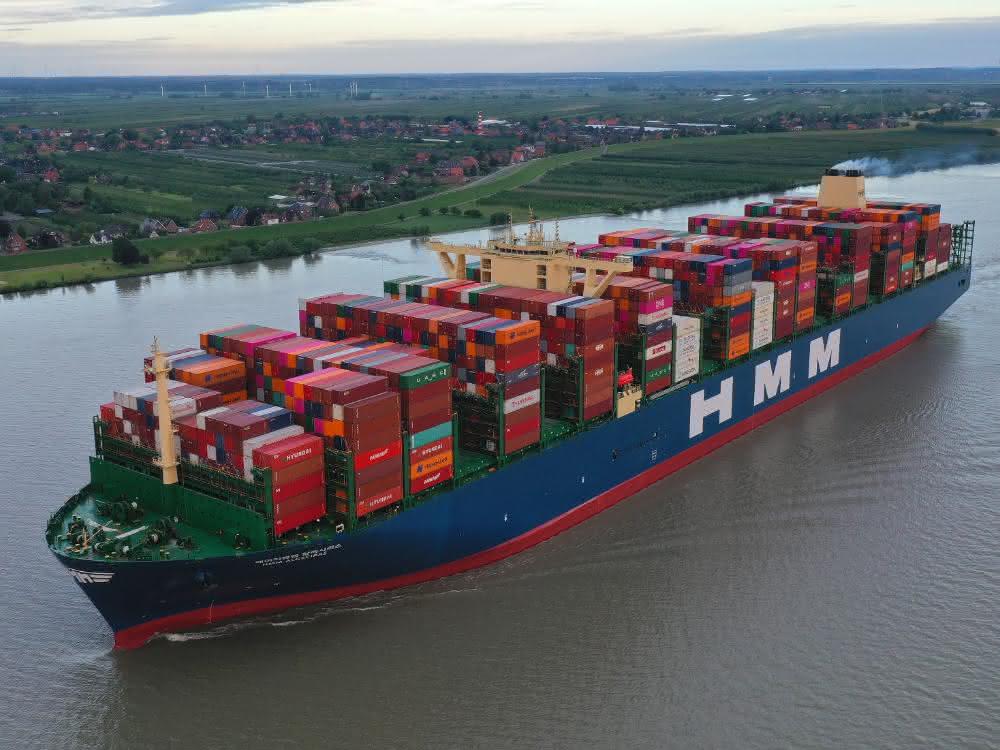 First call: World's largest container ship in Hamburg