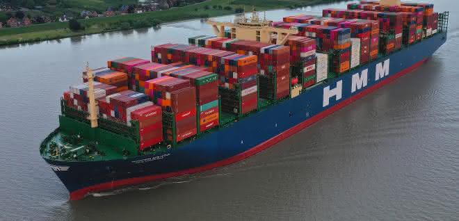 First call: World's largest container ship in Hamburg