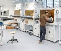 Blick in das "Helmholtz Innovation Lab HySPRINT". Wesentliche Arbeiten zu den druckbaren Perovskit-LEDs fanden hier statt. Blick in das "Helmholtz Innovation Lab HySPRINT". Wesentliche Arbeiten zu den druckbaren Perovskit-LEDs fanden hier statt.