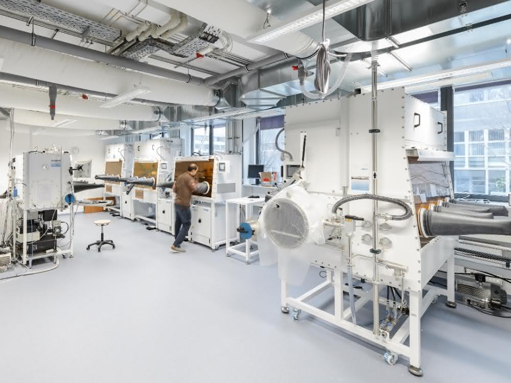 Blick in das "Helmholtz Innovation Lab HySPRINT". Wesentliche Arbeiten zu den druckbaren Perovskit-LEDs fanden hier statt. Blick in das "Helmholtz Innovation Lab HySPRINT". Wesentliche Arbeiten zu den druckbaren Perovskit-LEDs fanden hier statt.