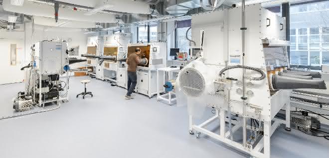 Blick in das "Helmholtz Innovation Lab HySPRINT". Wesentliche Arbeiten zu den druckbaren Perovskit-LEDs fanden hier statt. Blick in das "Helmholtz Innovation Lab HySPRINT". Wesentliche Arbeiten zu den druckbaren Perovskit-LEDs fanden hier statt.
