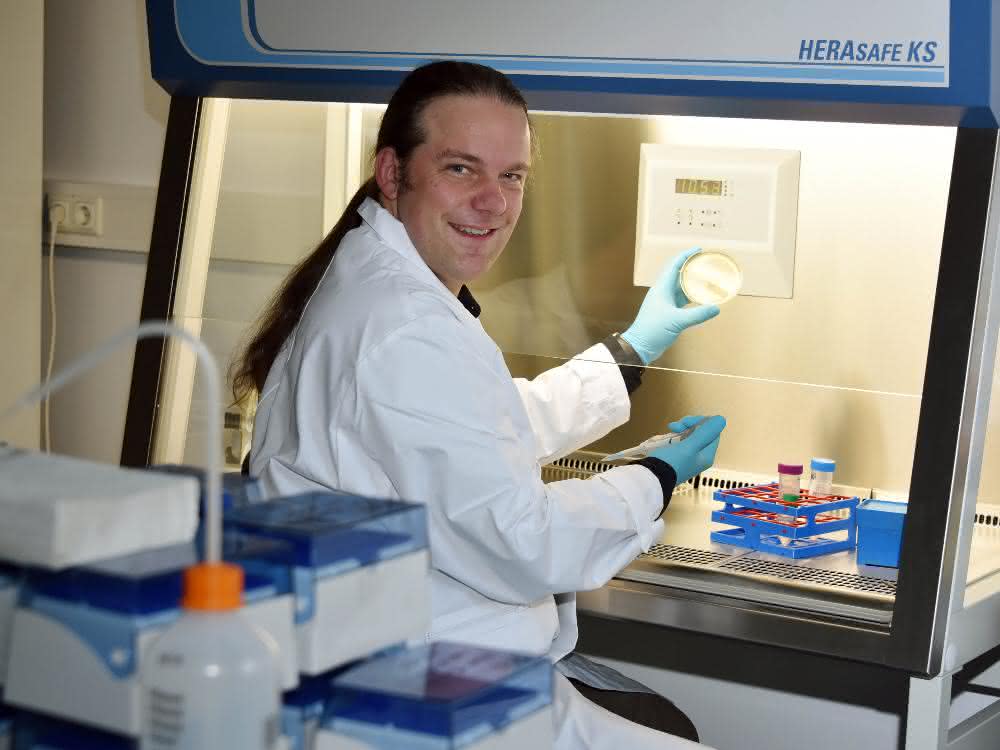 Prof. Dr. Christian Jogler im Labor.