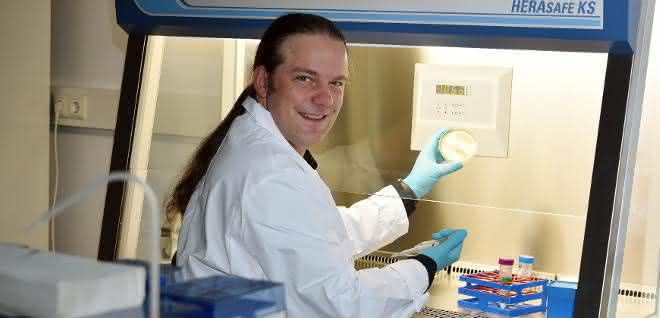 Prof. Dr. Christian Jogler im Labor.