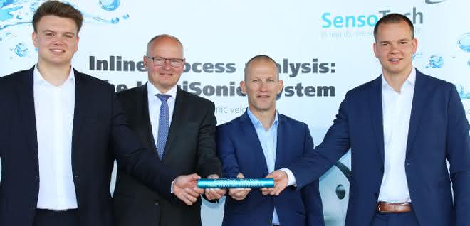 Die vorige und die neue Geschäftsführung bei der symbolischen Staffelstabübergabe: Hannes Benecke, Dr. Ingo Benecke, Mathias Bode, Robert Benecke (v.l.n.r.). Hannes Benecke, Dr. Ingo Benecke, Mathias Bode, Robert Benecke