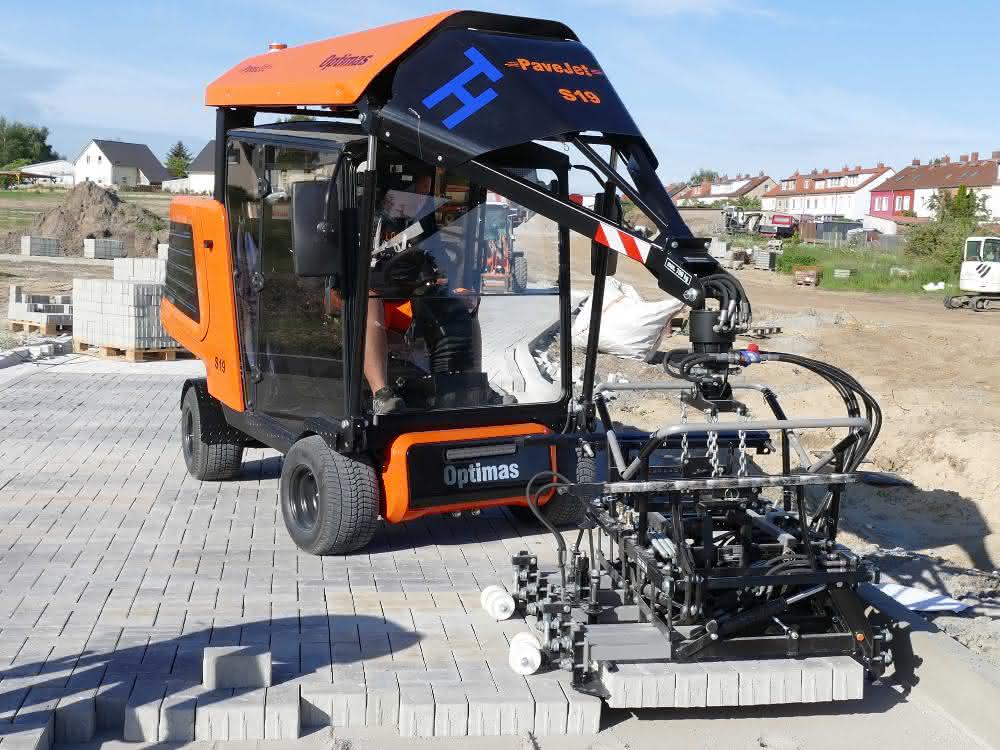 Neue Pflasterverlegemaschine S19 von Optimas im Einsatz