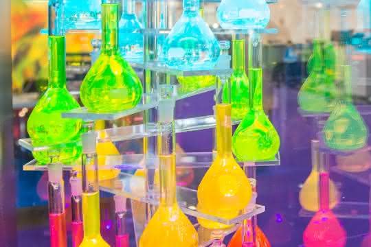 Viele Glaskolben mit Flüssigkeiten in verschiedenen Farben gefüllt (Teil einer Ausstellung)