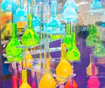 Analytica 2020: Ausstellerzuspruch zur Analytica im Herbst Viele Glaskolben mit Flüssigkeiten in verschiedenen Farben gefüllt (Teil einer Ausstellung)