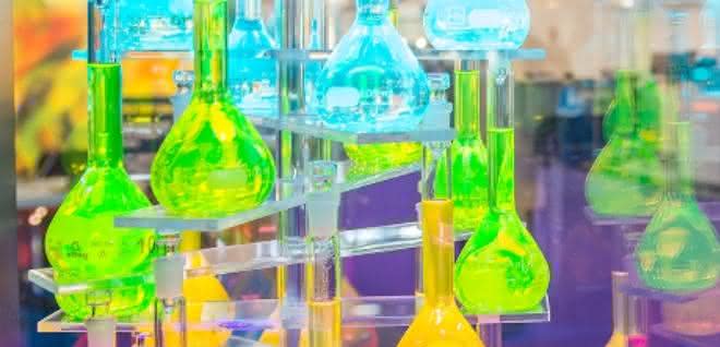 Analytica 2020: Ausstellerzuspruch zur Analytica im Herbst Viele Glaskolben mit Flüssigkeiten in verschiedenen Farben gefüllt (Teil einer Ausstellung)