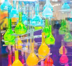 Viele Glaskolben mit Flüssigkeiten in verschiedenen Farben gefüllt (Teil einer Ausstellung)