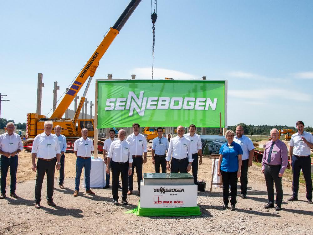Grundsteinlegung: Sennebogen investiert über 25 Millionen Euro in neuen Standort Grundsteinlegung: Sennebogen investiert über 25 Millionen Euro in neuen Standort