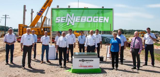 Grundsteinlegung: Sennebogen investiert über 25 Millionen Euro in neuen Standort Grundsteinlegung: Sennebogen investiert über 25 Millionen Euro in neuen Standort