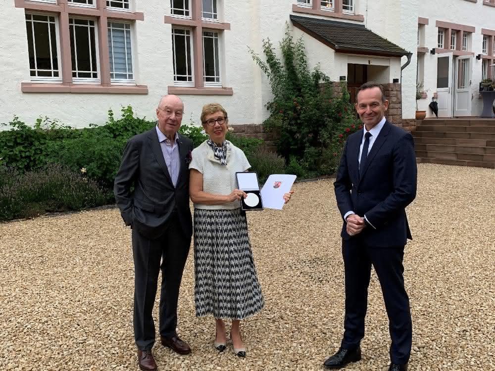 Wissing honors Sabine Bittmann with business medal