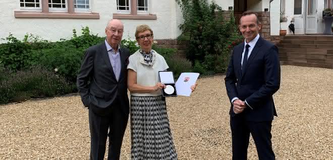 Wissing honors Sabine Bittmann with business medal