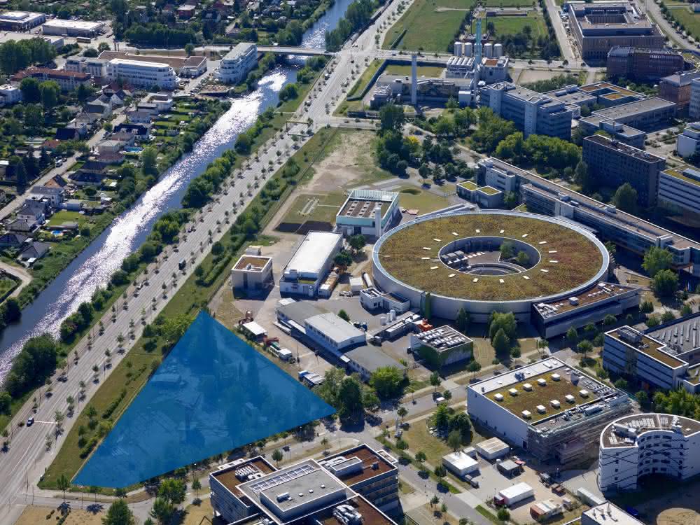 Das neue CatLab (blaue Fläche) soll in unmittelbarer Nähe zu BESSY II und weiteren Laboren gebaut werden. Luftbild