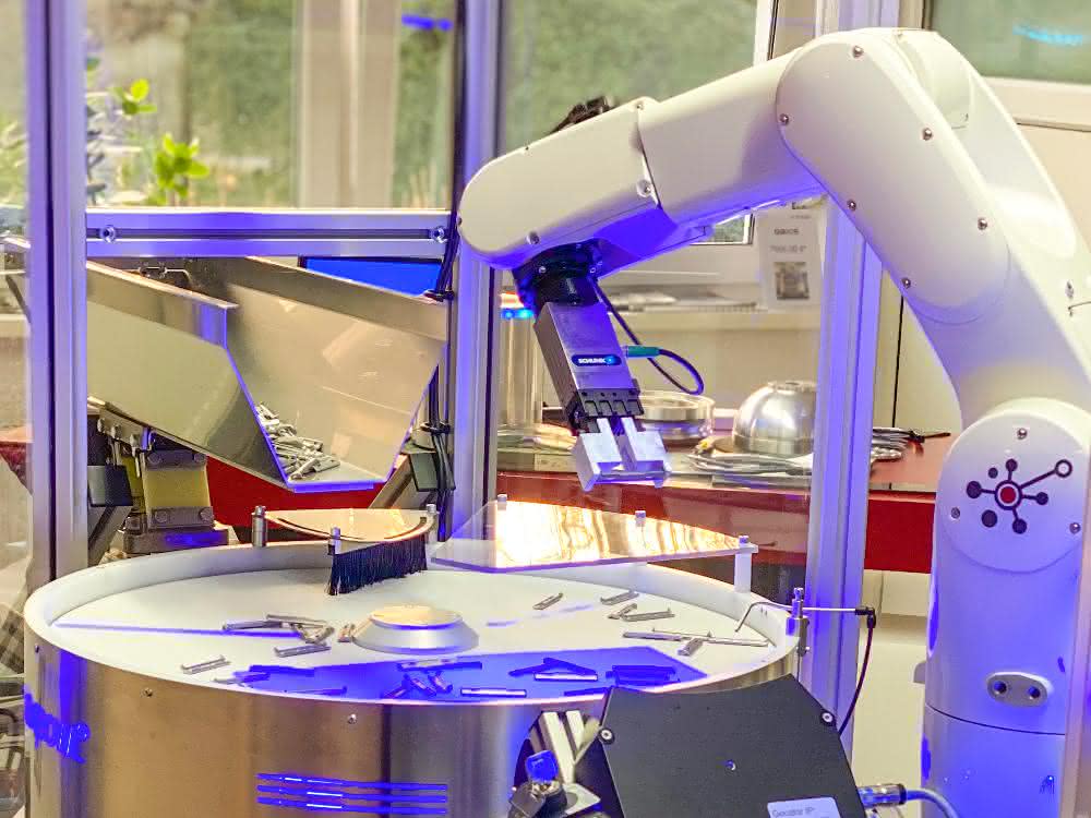 Handling robots for parts feeding Handling robots