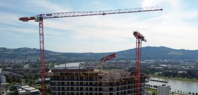 Drei Wölffe bauen den Bruckner Tower in Linz