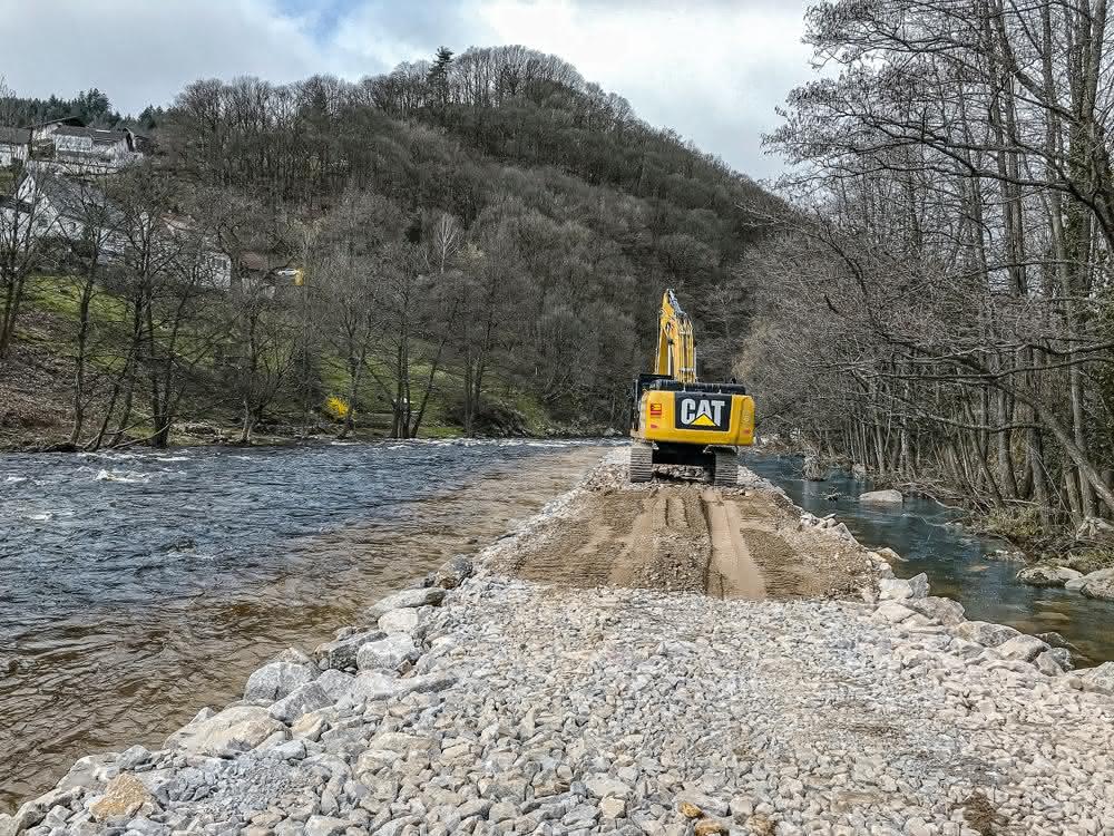 Baustraße direkt im Flussbett