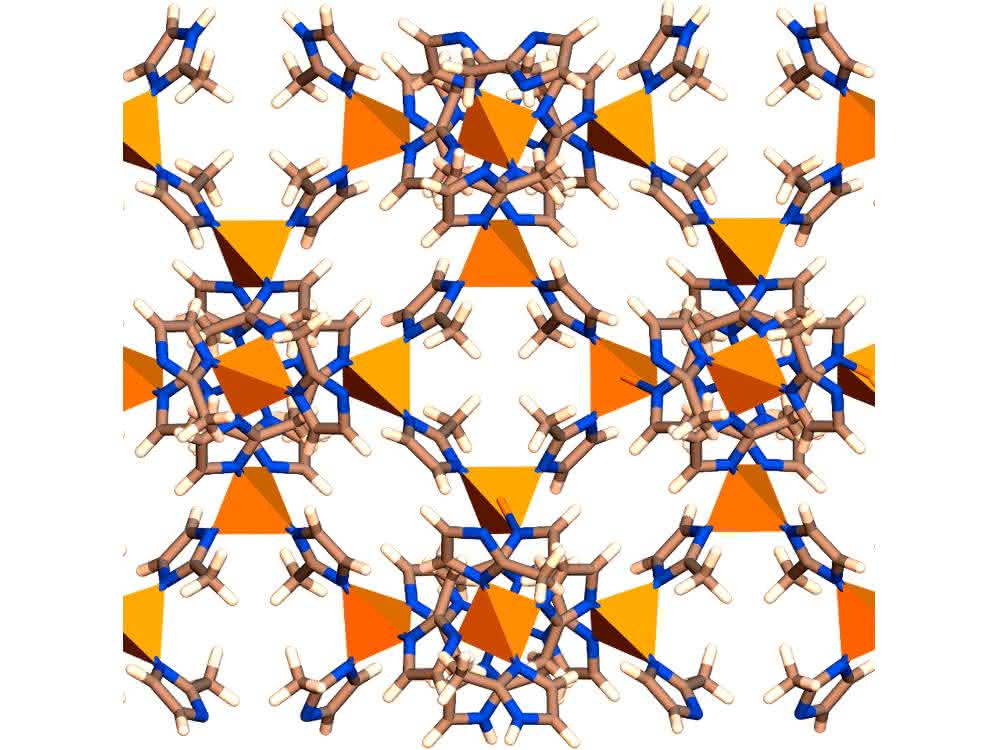 Das poröse Netzwerk von ZIF-67: Die Metallzentren aus Kobalt (Pyramiden) sind über Methylimidazolat (Stäbchen und Ringe) miteinander verbunden. Grafik zur Struktur von ZIF-67 (ZIF: zeolitic imidazole framework)