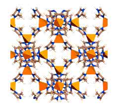 Das poröse Netzwerk von ZIF-67: Die Metallzentren aus Kobalt (Pyramiden) sind über Methylimidazolat (Stäbchen und Ringe) miteinander verbunden. Grafik zur Struktur von ZIF-67 (ZIF: zeolitic imidazole framework)