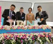 Merck opens application laboratory in Shanghai High-ranking representatives from politics and Merck executives filling the letters TANC (Technology Application Network China) with Merck pigments. (Picture: Merck)