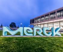 Merck Schriftzug vor Gebäude