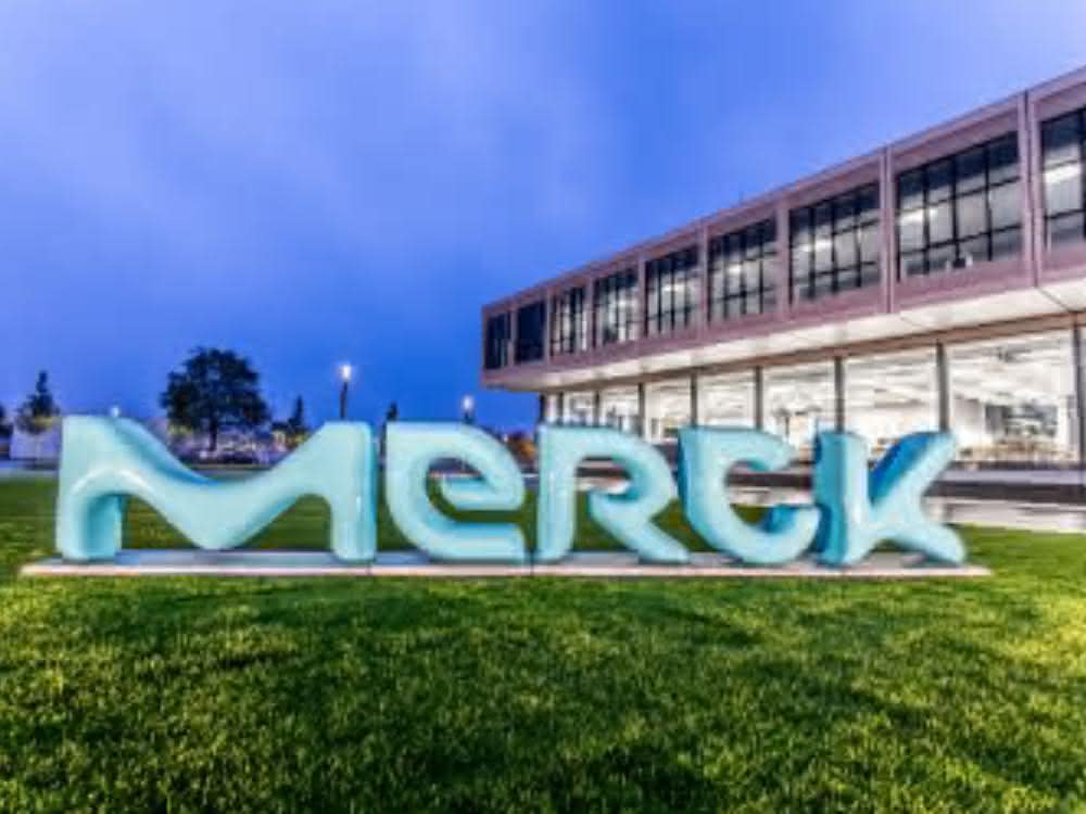 Merck Schriftzug vor Gebäude