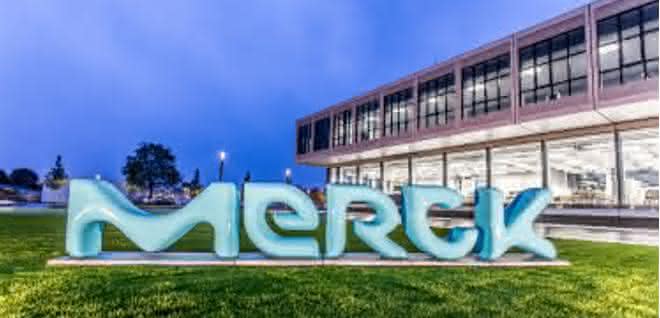 Merck Schriftzug vor Gebäude
