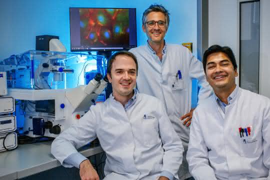 Andreas Zietzer, Felix Jansen und Rabiul Hosen neben einem Fluoreszenzmikroskop mit großem Bildschirm in einem Forschungslabor des Uniklinikums Bonn.