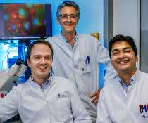 Andreas Zietzer (links), Felix Jansen (Mitte) und Rabiul Hosen (rechts) neben einem Fluoreszenzmikroskop mit großem Bildschirm in einem Forschungslabor des Uniklinikums Bonn. Andreas Zietzer, Felix Jansen und Rabiul Hosen neben einem Fluoreszenzmikroskop mit großem Bildschirm in einem Forschungslabor des Uniklinikums Bonn.