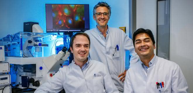 Andreas Zietzer (links), Felix Jansen (Mitte) und Rabiul Hosen (rechts) neben einem Fluoreszenzmikroskop mit großem Bildschirm in einem Forschungslabor des Uniklinikums Bonn. Andreas Zietzer, Felix Jansen und Rabiul Hosen neben einem Fluoreszenzmikroskop mit großem Bildschirm in einem Forschungslabor des Uniklinikums Bonn.