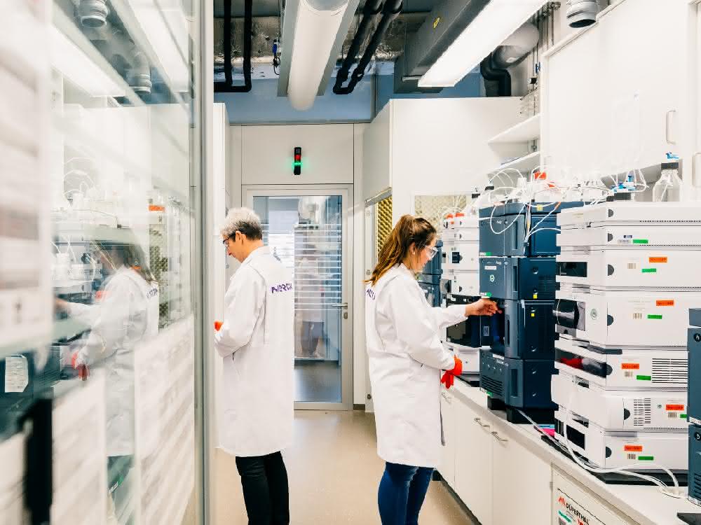 Blick in ein Labor mit instrumenteller Analytik