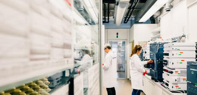 Labortipps: Tipps für höhere Empfindlichkeit in der LC-MS Blick in ein Labor mit instrumenteller Analytik