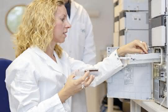 Dr. Daniela Weber mit Blutproben an einem Hochleistungsflüssigkeitschromatographie-System.