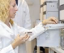 Dr. Daniela Weber mit Blutproben an einem Hochleistungsflüssigkeitschromatographie-System zur Ermittlung fettlöslicher Vitamine und Mikronährstoffe. Dr. Daniela Weber mit Blutproben an einem Hochleistungsflüssigkeitschromatographie-System.