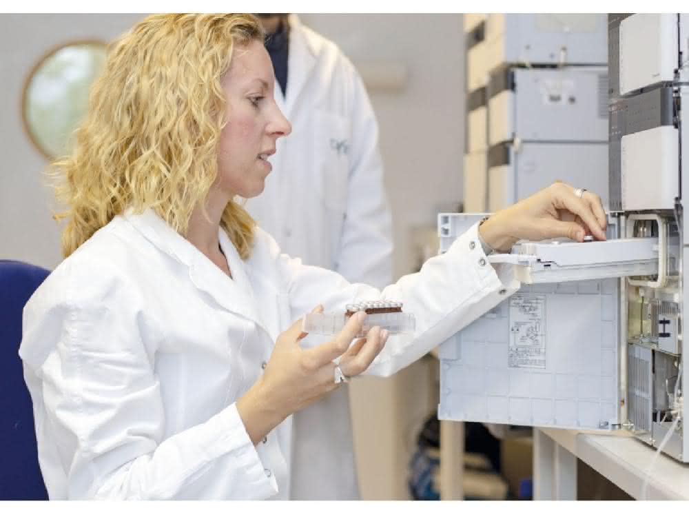 Dr. Daniela Weber mit Blutproben an einem Hochleistungsflüssigkeitschromatographie-System.