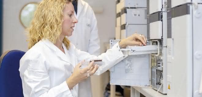 Dr. Daniela Weber mit Blutproben an einem Hochleistungsflüssigkeitschromatographie-System zur Ermittlung fettlöslicher Vitamine und Mikronährstoffe. Dr. Daniela Weber mit Blutproben an einem Hochleistungsflüssigkeitschromatographie-System.