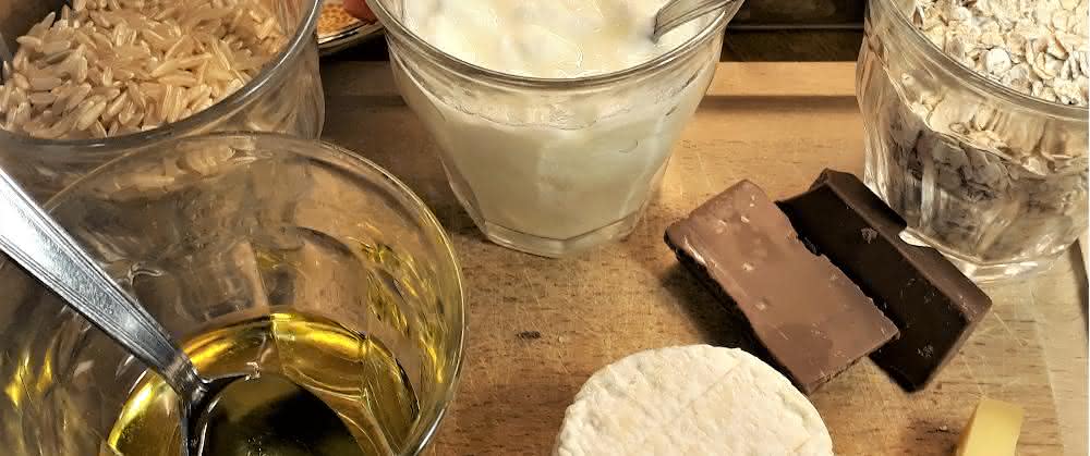 Verschiedene Lebensmittel (Käse, Schokolade, Haferflocken etc.)