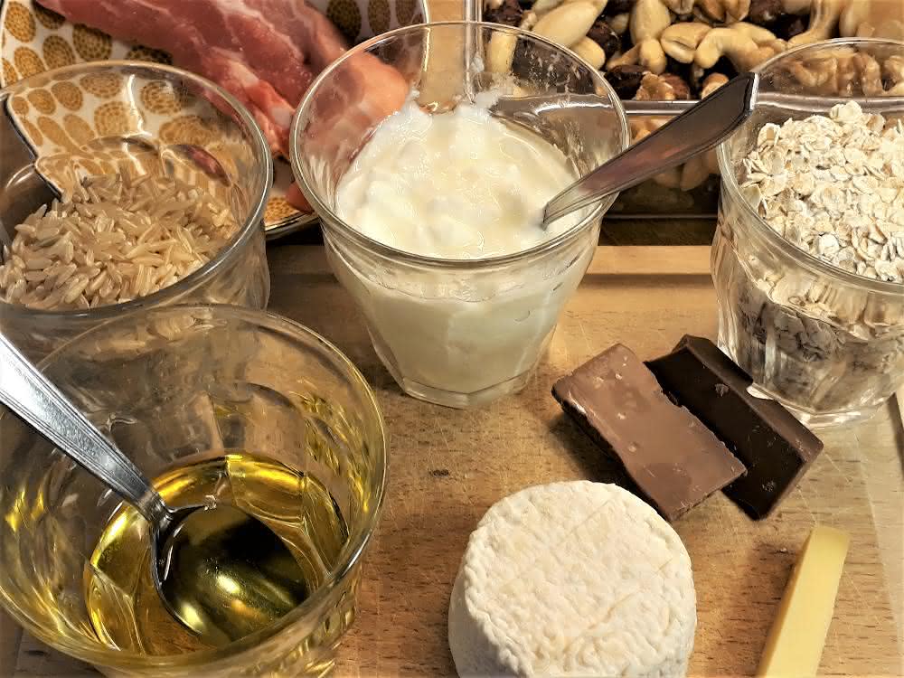 Verschiedene Lebensmittel (Käse, Schokolade, Haferflocken etc.)