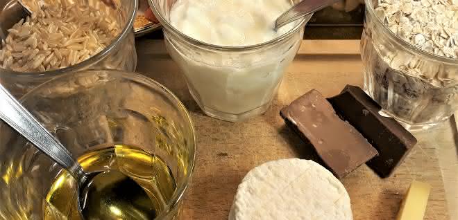 Verschiedene Lebensmittel (Käse, Schokolade, Haferflocken etc.)