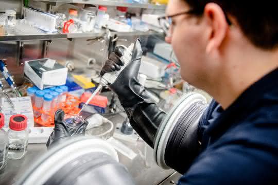 Eindruck von der Forschungsarbeit (Pipettiervorgang)