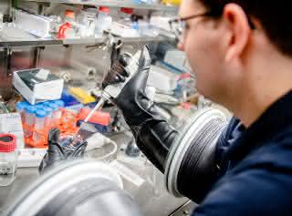 Arbeit an der Entwicklung neuer Katalysatoren Eindruck von der Forschungsarbeit (Pipettiervorgang)