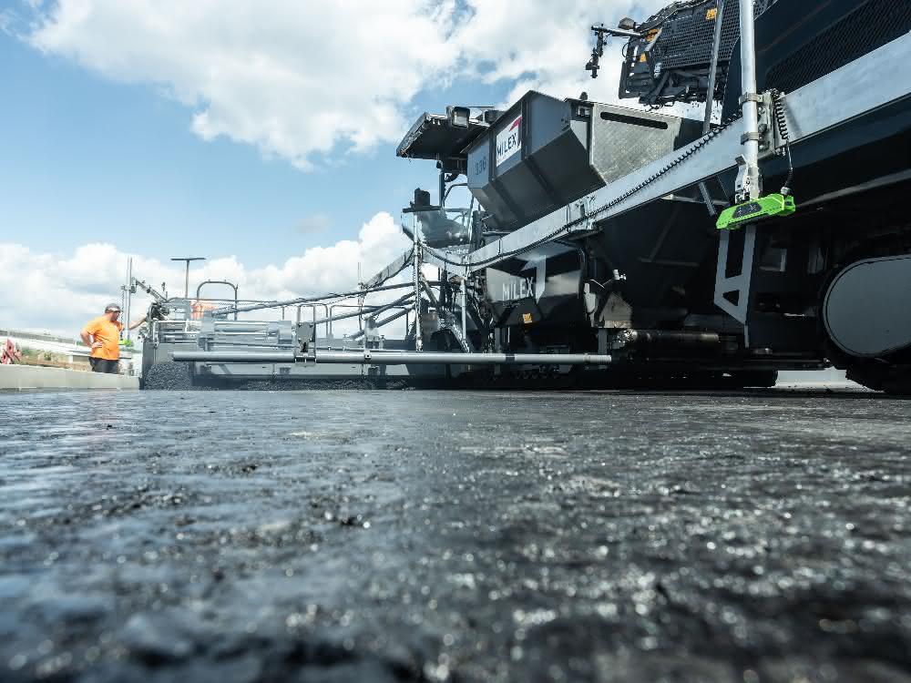 Straßenbau: Nahtlos in die Breite bauen mit Vögeles SB 300