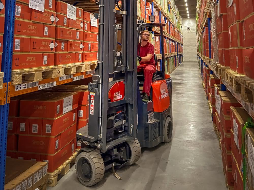 Narrow-aisle forklift: Speick natural cosmetics relies on Aisle Master