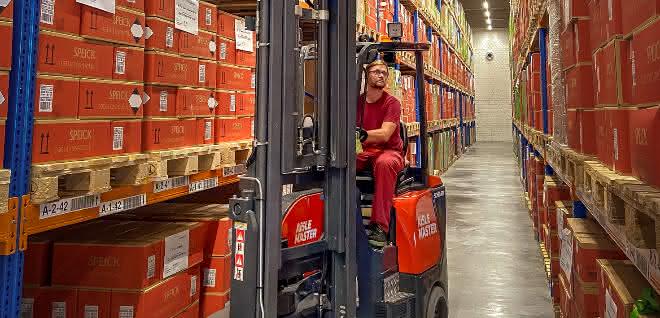 Narrow-aisle forklift: Speick natural cosmetics relies on Aisle Master