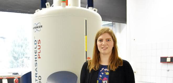 Juniorprofessorin Anna McConnell im Labor. Mit den Methoden des Kieler Teams können herkömmliche Spektrometer wie das am Otto-Diels-Institut für Organische Chemie so angepasst werden, dass sie auch paramagnetische Verbindungen untersuchen können. © Julia Siekmann, CAU Anna McConnell im Labor neben einem Spektrometer.
